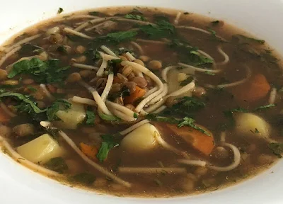 Zupa warzywna z soczewicy i makaronu