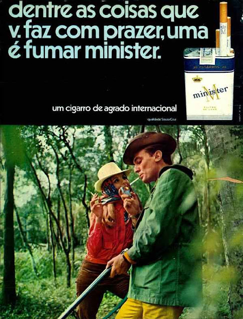 Propaganda antiga dos Cigarros Minister onde apresentavam os prazeres do homem: caça, mulher e cigarro.