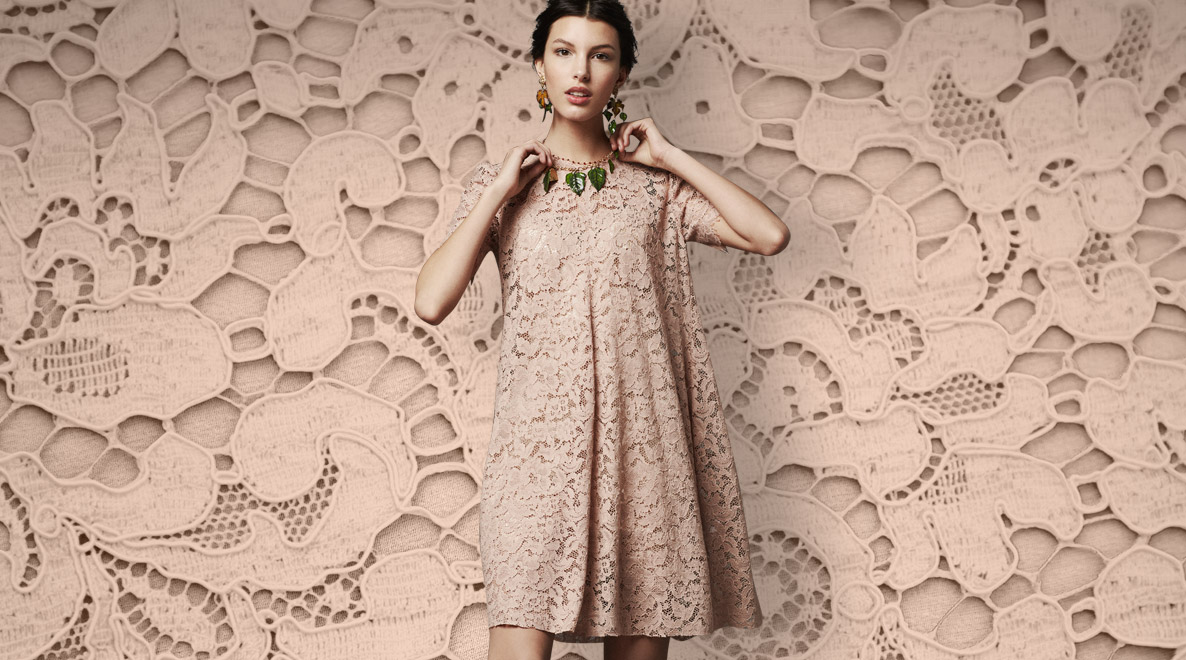 кружевная кофта. платье с нашитыми цветами. кружевная блузка. изумрудное платье с сеткой. современное кружево.