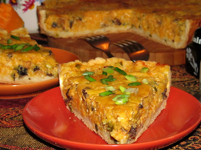 Закусочный пирог с тыквой, творогом и черносливом