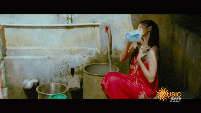 Tamil Actress Oviya Hot Sexy GIF Images:Best Navel & Cleavage Showing