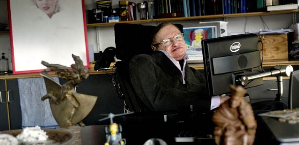 Stephen Hawking em seu escritório na Universidade de Cambridge, na Inglaterra