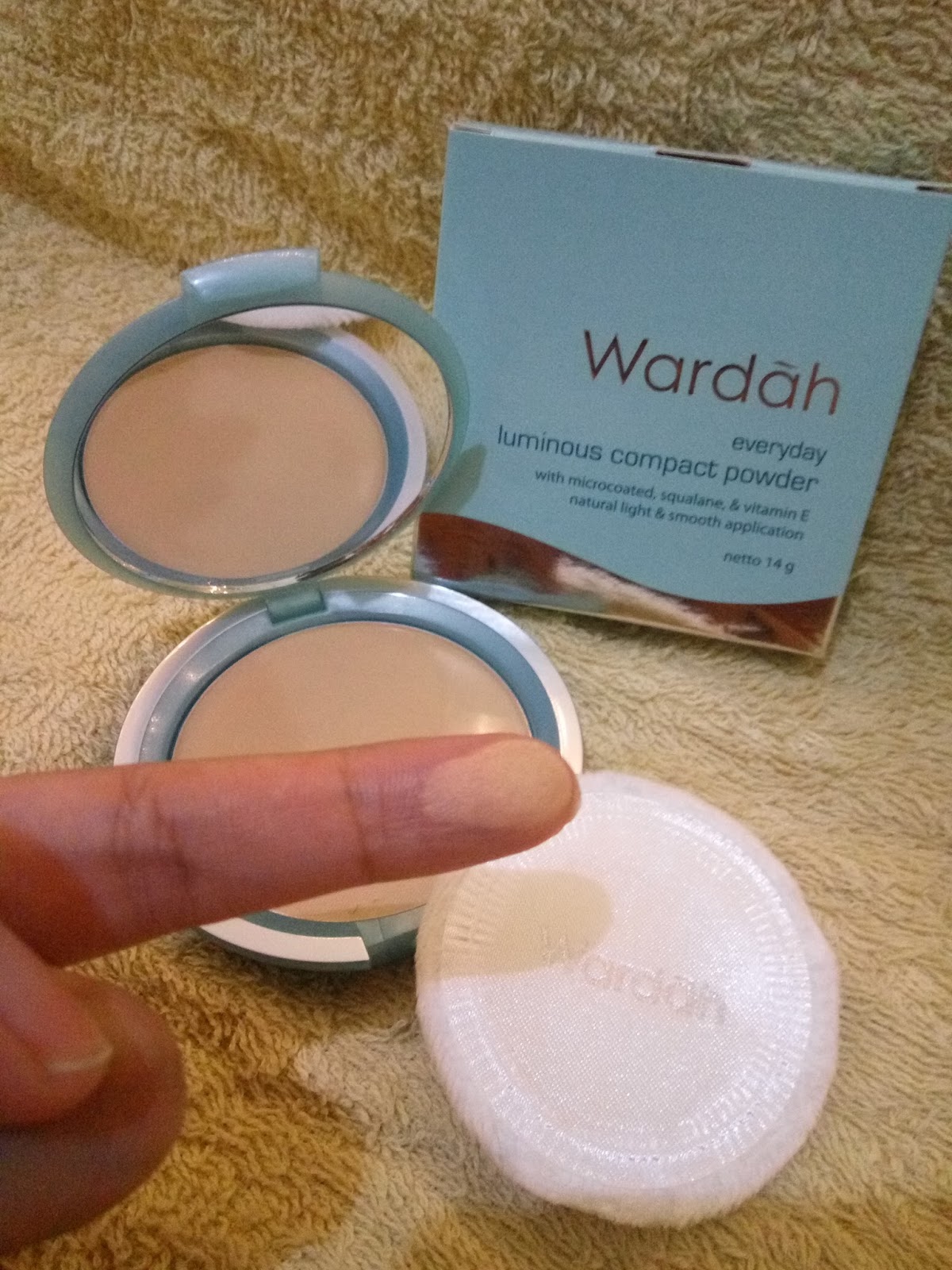 Review Wardah eeryday Lominous Compact Powder - IVORY 03 - adniledo