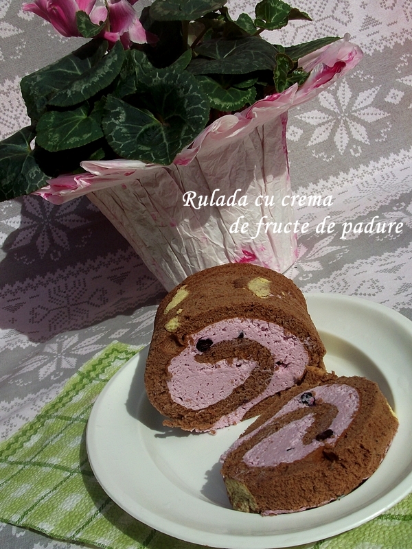 Rulada cu crema de fructe de padure