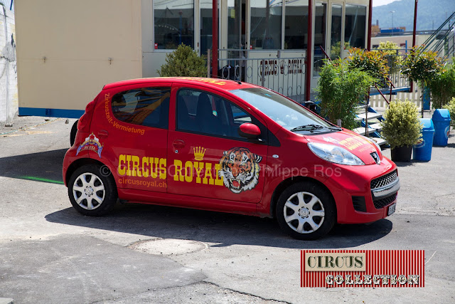 voiture publicitaire du Circus Royal 2013
