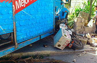 ¡Aguas!; camión repartidor de “Agua Cristal” se mete hasta la cocina; destroza vivienda y deja seis heridos