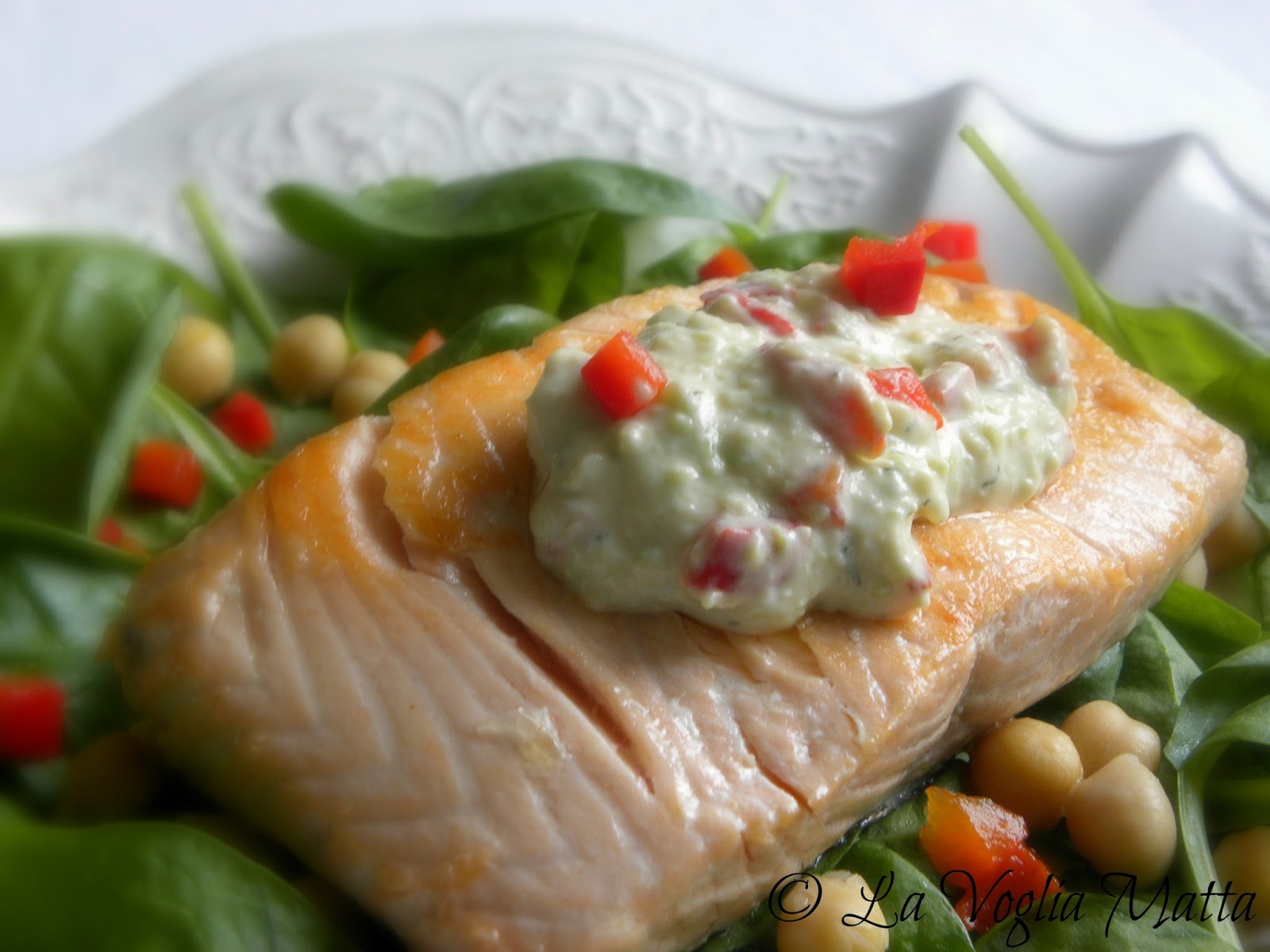 salmone con salsa all'avocado e peperoni