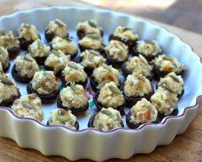 Stuffed Mushrooms with Cauliflower & Smoked Gouda, roasted first, then stuffed with a low-cal, gluten-free rich-tasting filling. For Weight Watchers, two mushrooms add up to #PP1. #LowCarb #KitchenParade