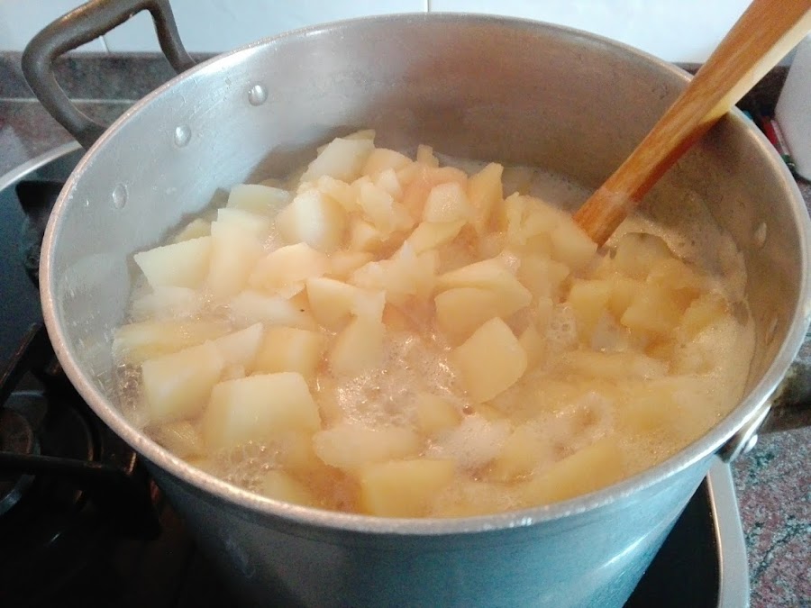 Cocción del membrillo a trozos.