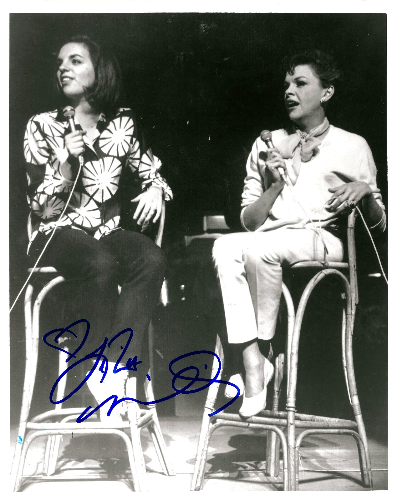 http://2.bp.blogspot.com/-ygaMEWEIrE4/UFSntCG6jpI/AAAAAAAAIlk/JrIRkjry5Fc/s1600/Liza+Minnelli+and+mother+Judy+Garland+on+stage+1964.bmp