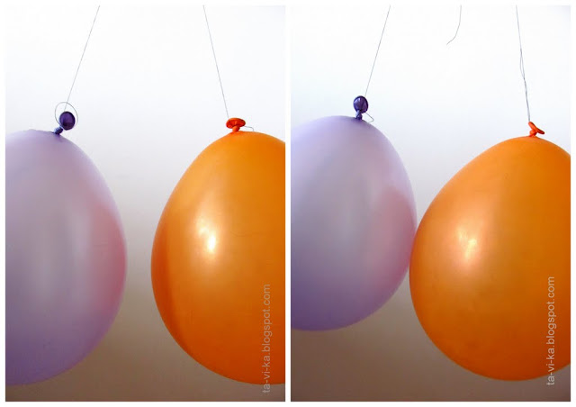 притяжение и отталкивание электрически заряженных шариков