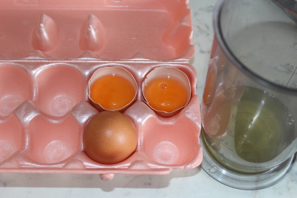 Как правильно разбивать яйца. Замороженный белок яйца. Разделяем яйца на желтки и белки 6 шт. Разделение яйца на белок и желток. Яйца разделенные на белки и желтки.