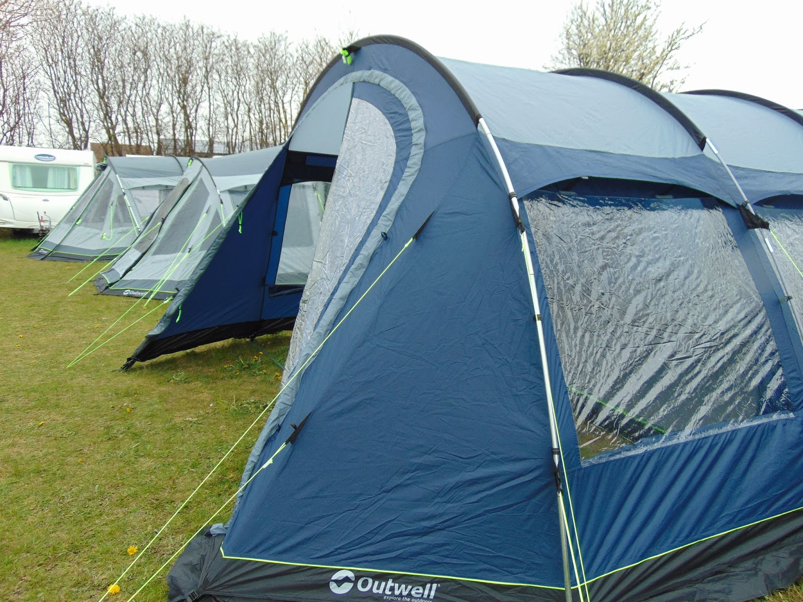 Camping, Telt & Udstyr En weekend to teltudstillinger.