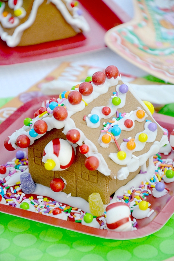 Gingerbread House Decorating Kids Party - BirdsParty.com