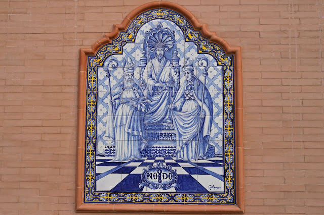 Azulejos pintados con motivos religiosos.