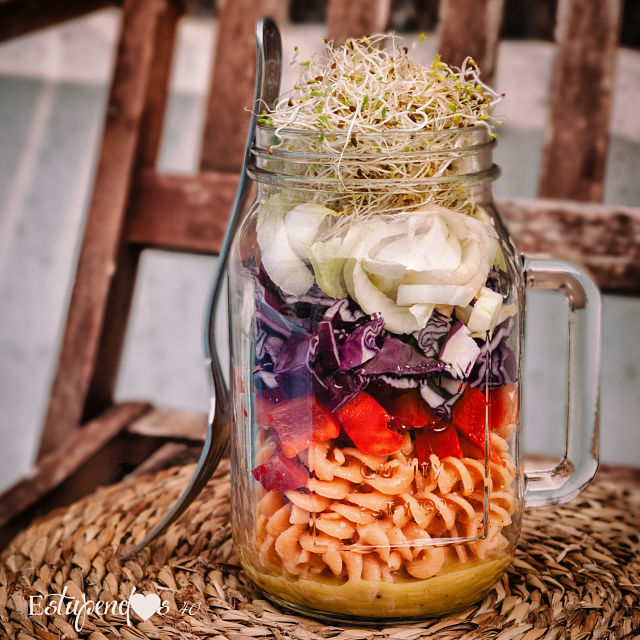 ensalada-de-pasta-de-lentejas-rojas-en-un tarro