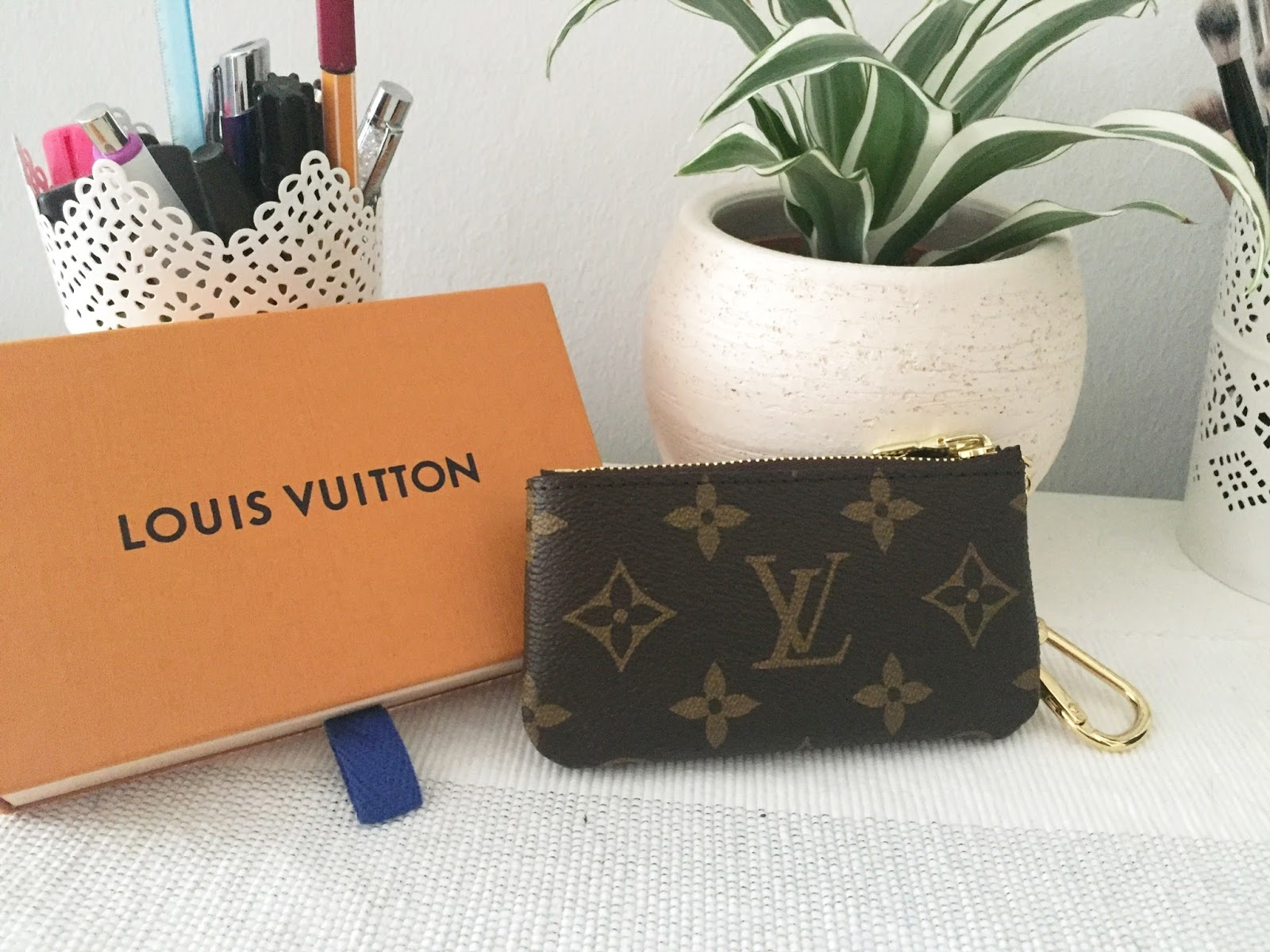 LOUIS VUITTON KEY POUCH (KEY CLES) - BEST LV SLG?! REVIEW & 6 DIFFERENT  WAYS TO USE IT 