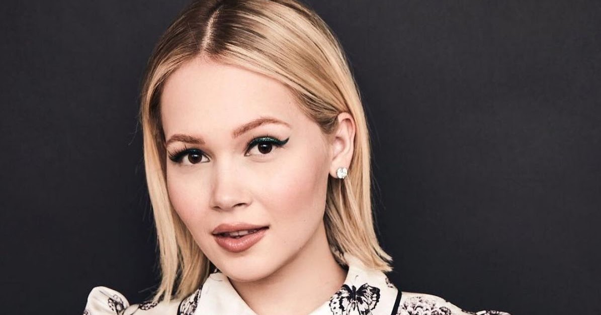 Kelli Berglund poses for TCA Portrait 2019 - Top 10 Ranker