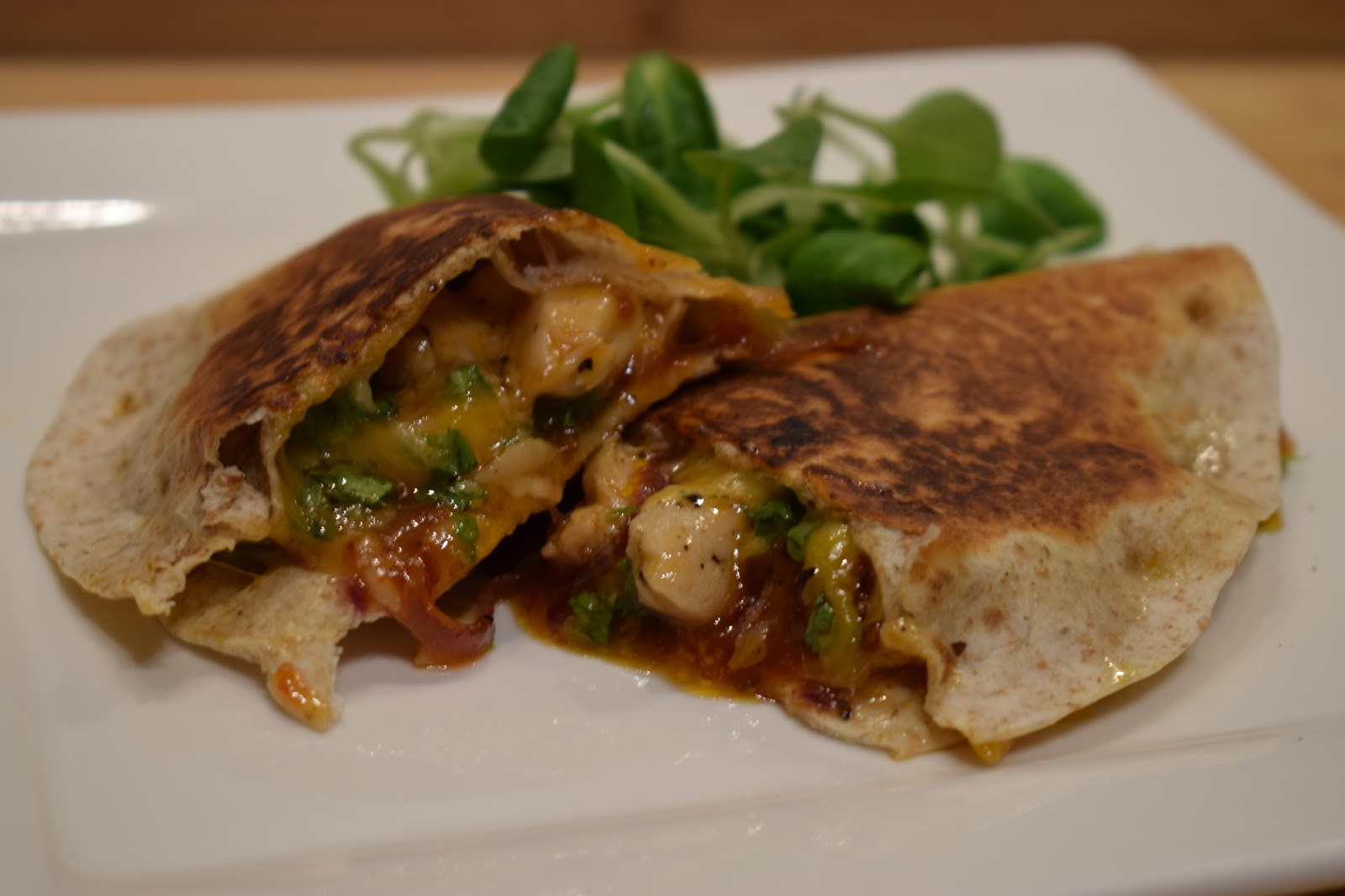 Quesadillas met kip en sweet chili saus Chicken quesadillas with