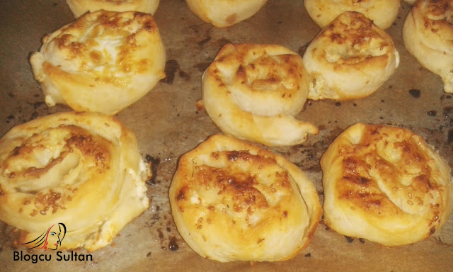 YUMUŞACIK PEYNİRLİ GÜL BÖREĞİ TARİFİ