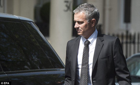 Chum hinh anh HLV Jose Mourinho toi M.U ky hop dong - Anh 2