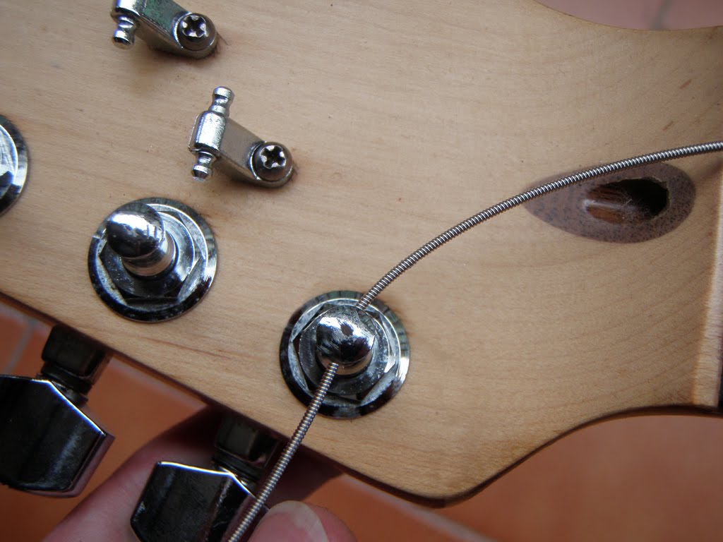 Stringing (or restringing) a guitar DIY Strat (and other guitar