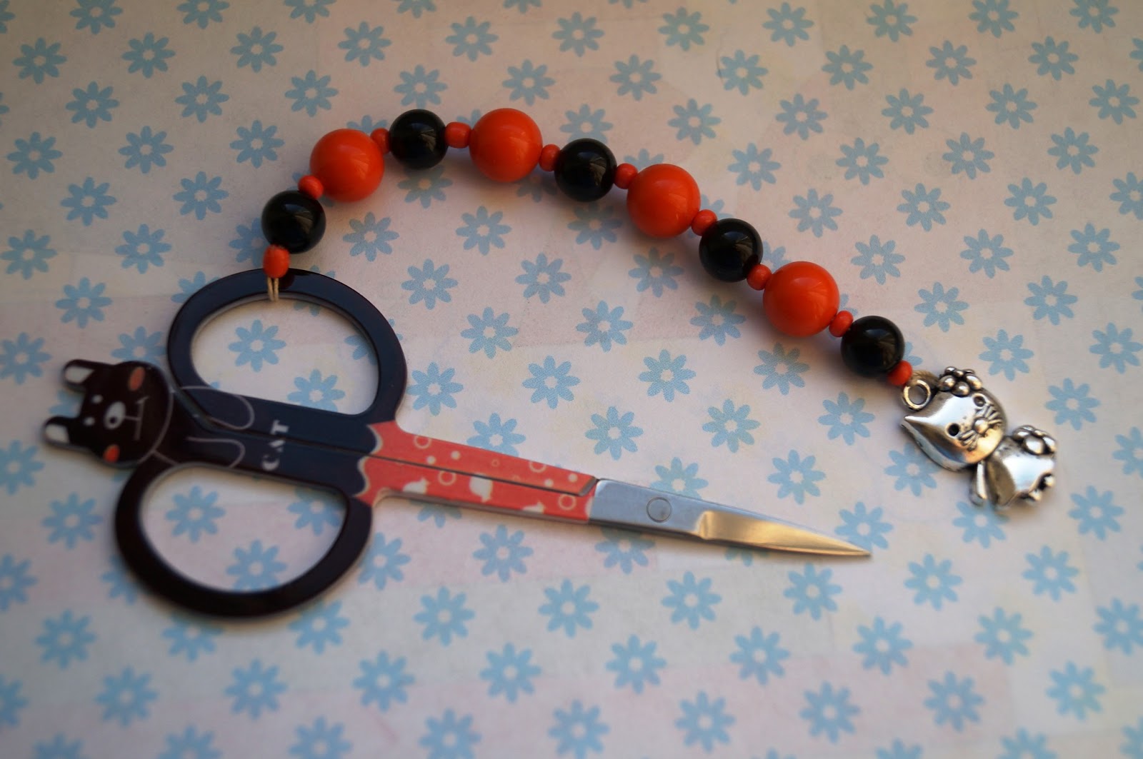 маячок для ножниц. маячок для ножниц из бусин. маячок для ножниц. маячок для ножниц. маячок для ножниц своими руками.