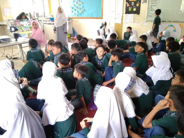 literacy goes to scholl menulis cerita fabel