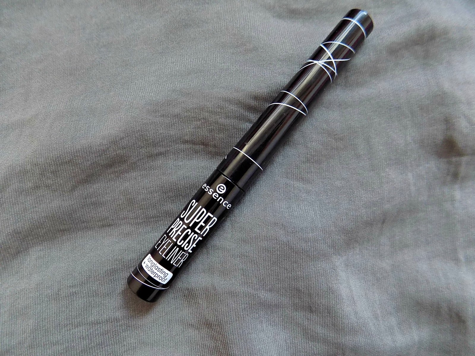 Essence super precise eyeliner recenzija We ♥ beauty