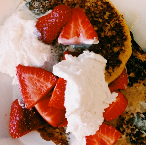 THE EAT YOUR HEART OUT DIET Whole30 Recipe // Cinnamon Banana Pancakes