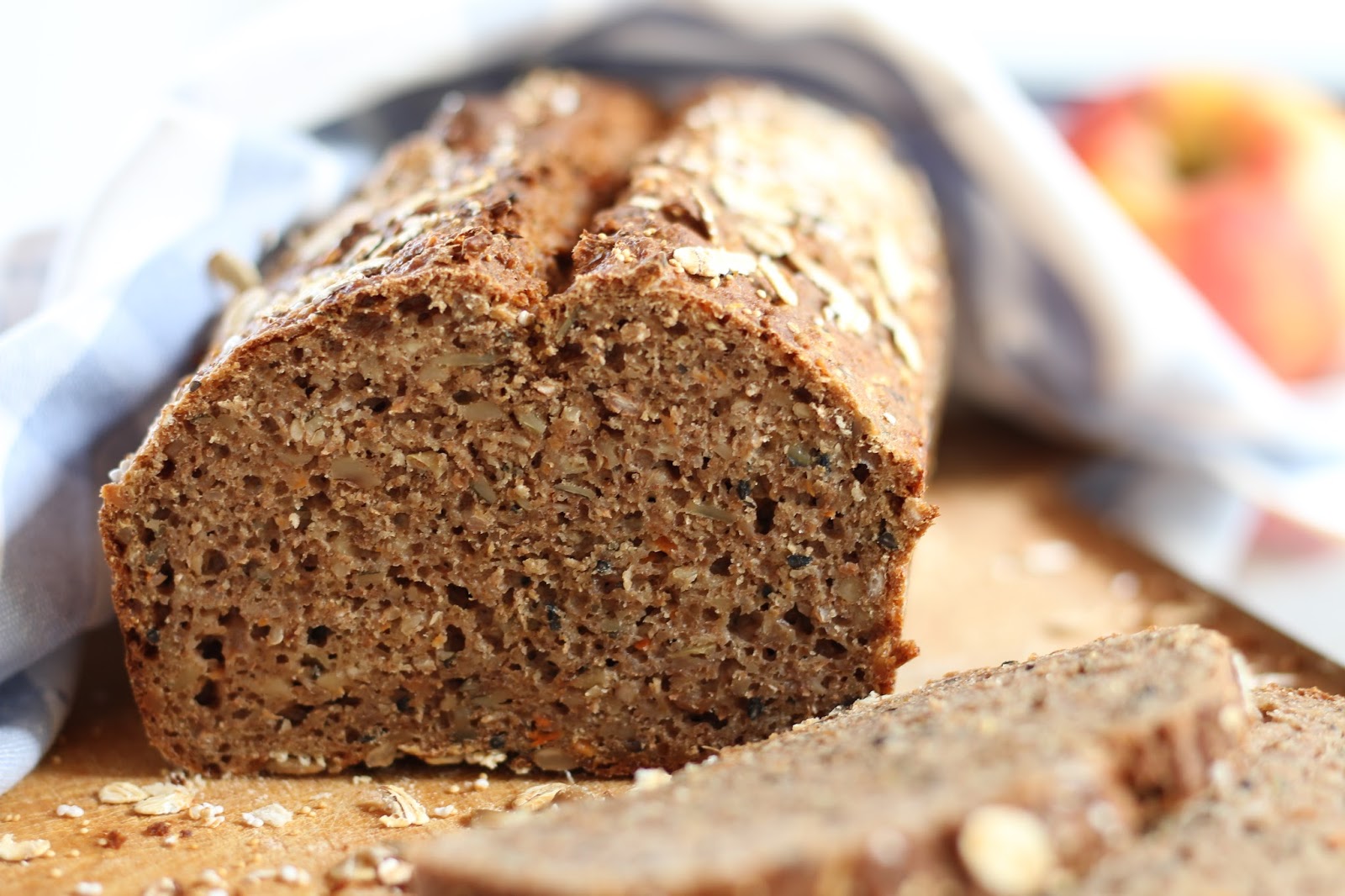 Saftiges, schnelles Vollkornbrot mit Karotte und Apfel, Nüssen und ...