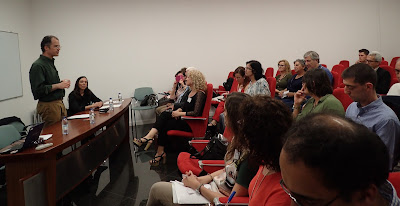 Fotografia com participantes e oradores, no 4º Fórum CONVIDA