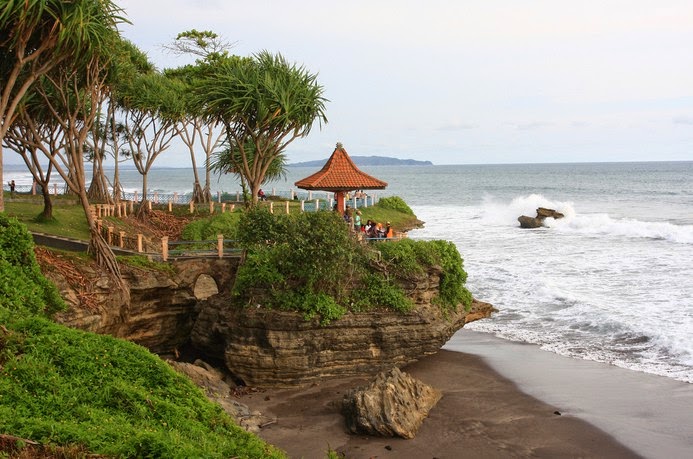 Pantai-pantai nan indah di Nusantara | OYIN AYASHI