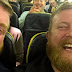 Dans l'avion, il tombe sur un homme qui lui ressemble comme 2 gouttes d'eau, mais la suite est encore plus incroyable!