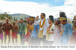 Warga Arfak Sambut Jokowi di Bandara Snomeba dengan Tari Tumbuk Tanah