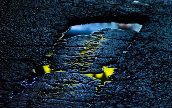 A fotografia de poças de água refletindo as luzes neon da cidade de Slava Semeniuta Slava Semeniuta arte fotografia poças de água refletindo luzes neon noite cidade cores