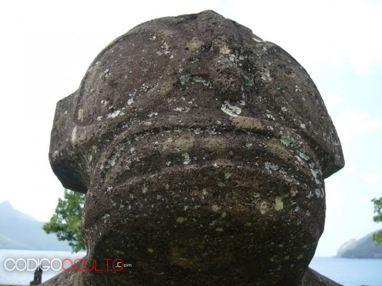 Estatua tallada de Temehea Tohua (Polinesia Francesa) ¿una raza extraterrestre representada? Observe los enormes ojos y boca. ¿Podría esta estatua ser la representación de una raza extraterrestre?
