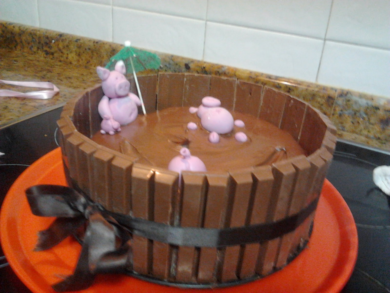 Mamá me cocina TARTA DE CHOCOLATE CON KIT KAT Y CERDITOS FONDANT