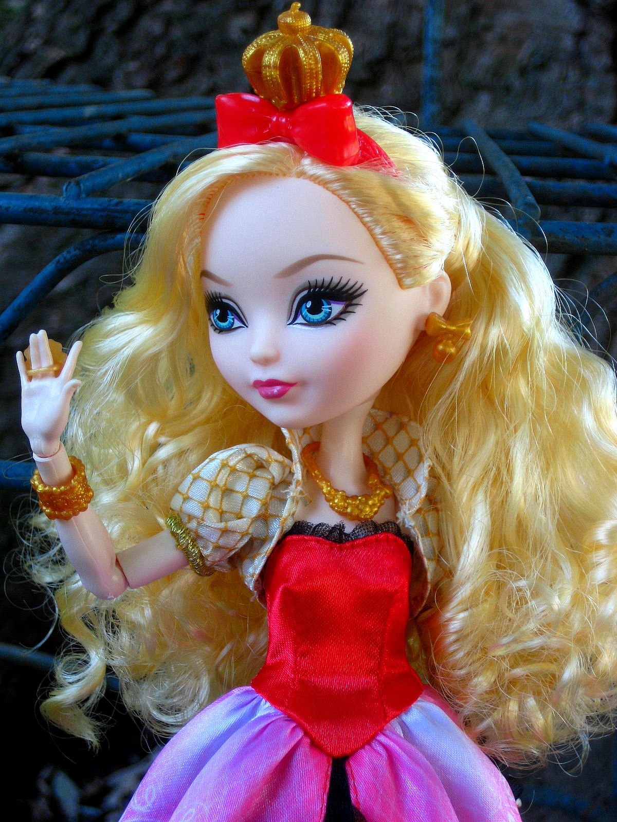 Voicething: Review: Ever After High -- Apple White