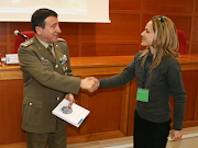 Il Gen. Michele Torres, si congratula con una collega giornalista in missione in aree di crisi.