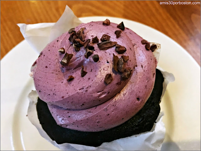 Cupcake de Chocolate y cereza en el Crema Café de Harvard Square