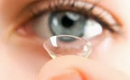 Lente de contacto Imagen colocándose los lentes de contacto