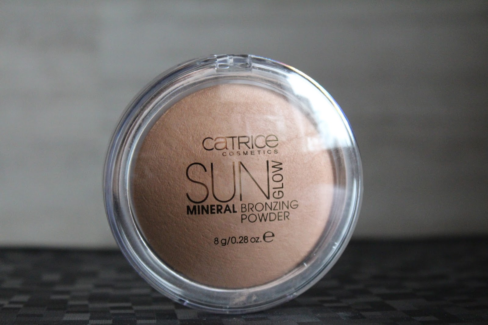 Catrice sun glow matt bronzing. Catrice sun lover glow bronzing powder. Sun lover glow бронзер. Catrice bronze. Catrice sun glow matt bronzing powder свотчи.