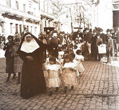 Paseo de huérfanos, la calle es 18 de julio y Cuareim