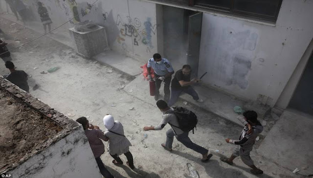 Συγκρούσεις των ειδικών αστυνομικών δυνάμεων με τους λαθρομετανάστες στην Κω  