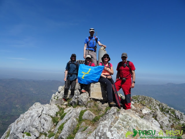 Cima de Peña Mea, en Aller, con índice geodésico y caseta