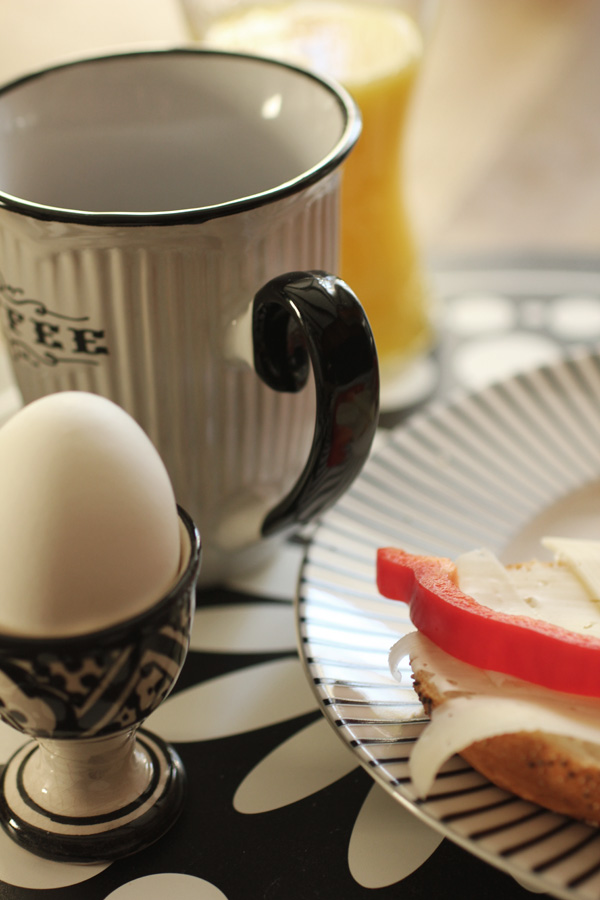 frukost. svart och vit äggkopp från allrum. kaffekopp. glas med juice. tallrik zebra. svart och vitt bordsunderlägg. 