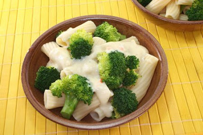 Pasta con brócoli y salsa de queso