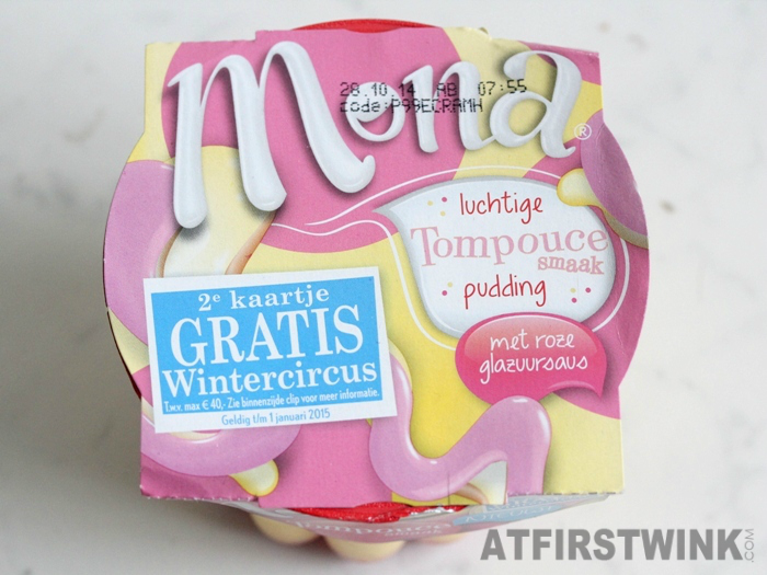 Mona luchtige tompouce smaak pudding met roze glazuursaus