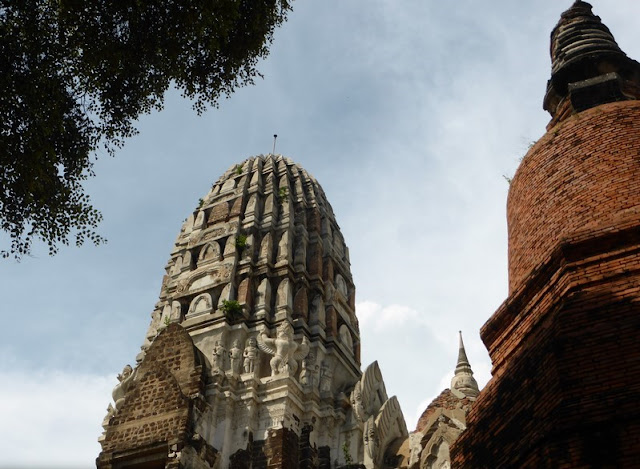 Prang y estupa del Wat Ratchaburana